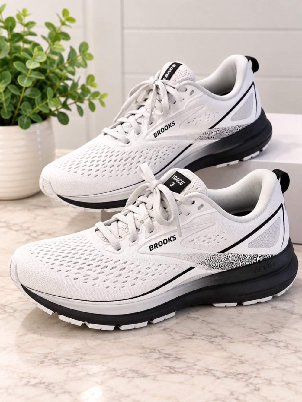 Brooks Trace 3 Women’s 9 Wide D White Black Running Shoes New